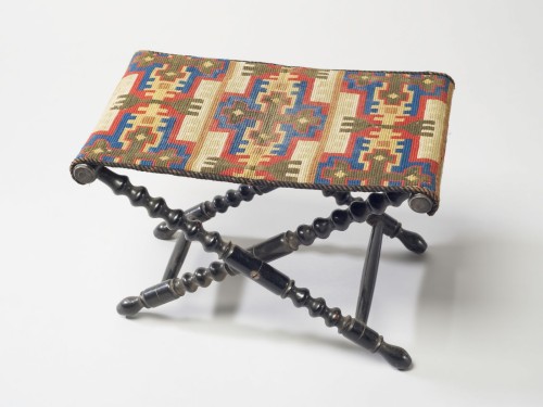 Vouwstoeltje met gedraaide en gepolitoerde houten pootjes en een geborduurde zitting